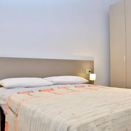 Lovely Flat With Private Garden Next To The 아파트