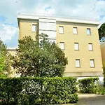 Lovely Flat With Private Garden Next To The Bibione